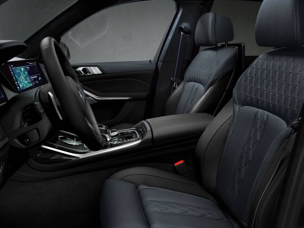 BMW X7 Dark Shadow Edition Estofamento exclusivo tem contraste entre tons de preto e azul