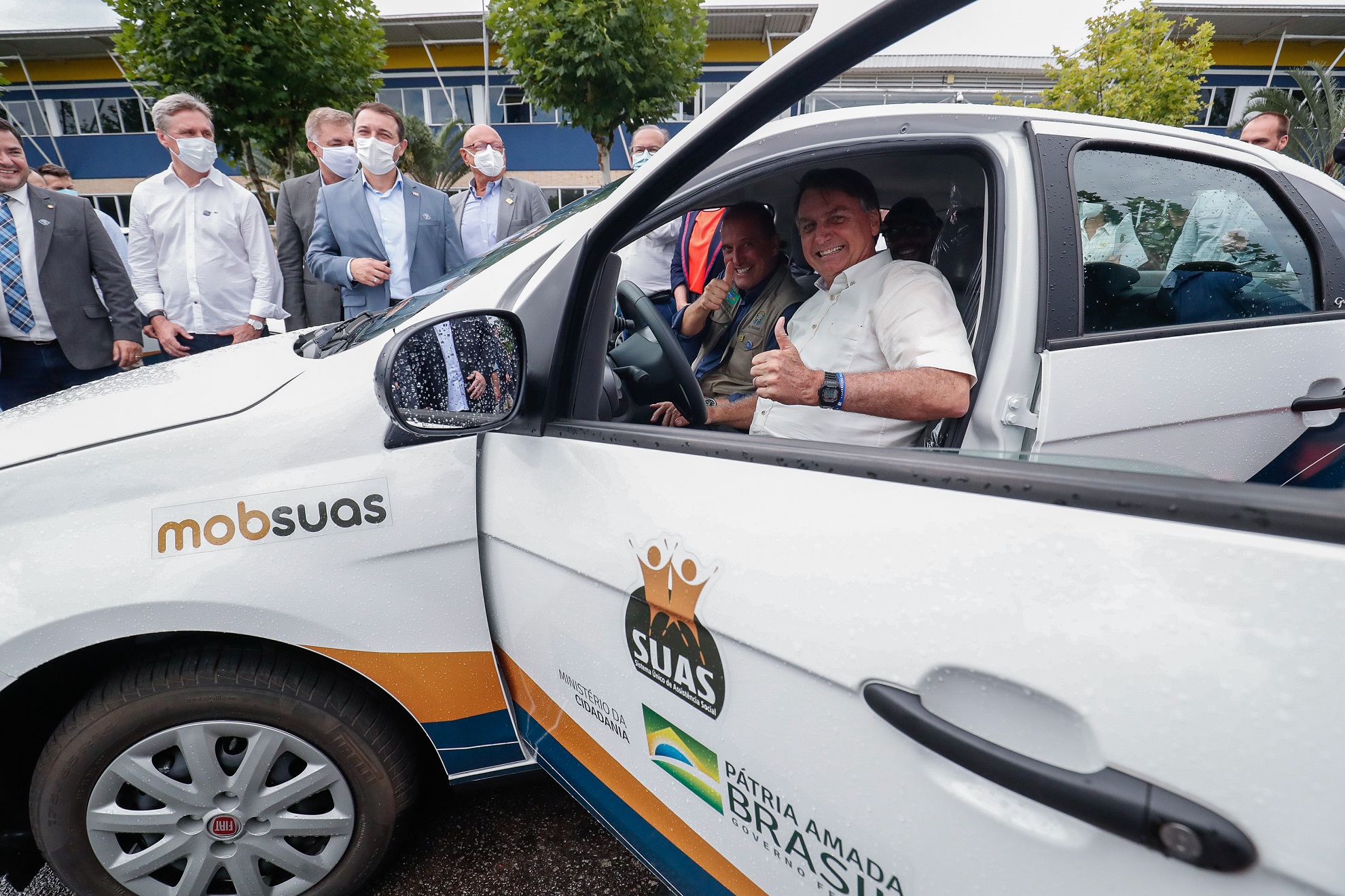 (Florianópolis - SC, 04/02/2021) Presidente da República Jair Bolsonaro, posa para fotos com motoristas e inspeciona automóveis do sistema MOBSUAS.Foto: Alan Santos/PR