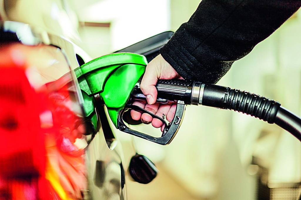 gasolina (1) Preço do litro da gasolina e do diesel pode ficar até R$ 3,00 mais barato