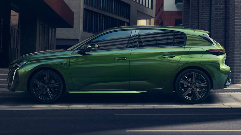 peugeot 308 perfil Entre-eixos cresceu 5,5 cm, enquanto vão livre diminuiu. Mesmo assim, há opção de rodas de aro 18