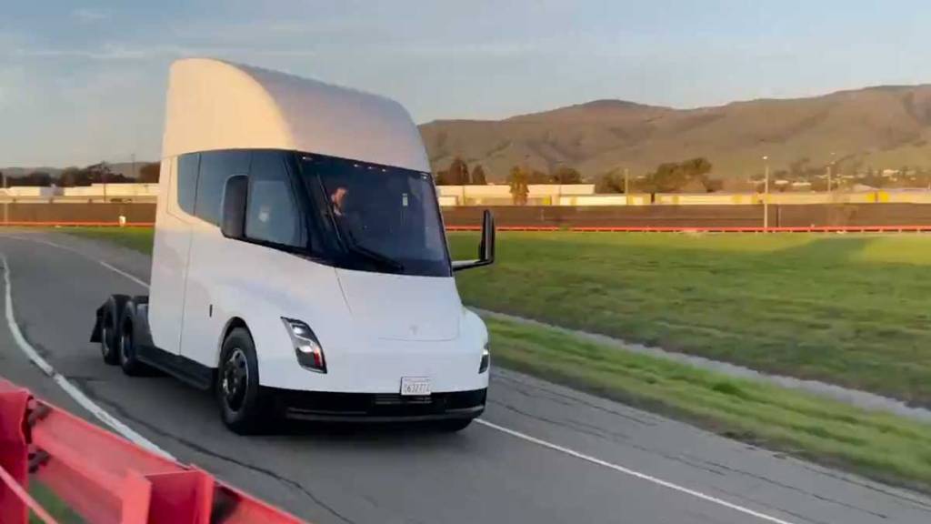 Tesla Semi branco visto 3/4 de frente