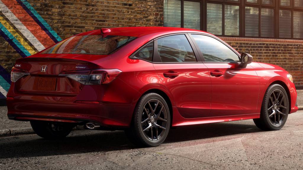 Honda Civic Sedan Sport vermelho traseira cenário urbano