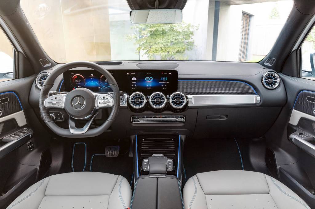 Mercedes-EQ, EQB, 2021; Edition 1, Farbe digitalweiß, Interieur: nevagrau; EQB 350 4MATIC (Stromverbrauch kombiniert: 16,2 kWh/100 km; CO2-Emissionen kombiniert: 0 g/km) // Mercedes-EQ, EQB, 2021; Edition 1, digital white, interior: neva grey; EQB 350 (combined power consumption: 16.2 kWh/100 km, combined CO2 emissions: 0 g/km)
