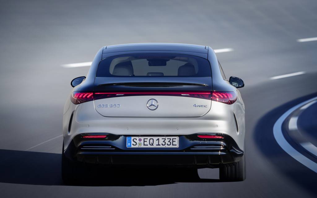 Mercedes-EQ EQS prata visto por trás
