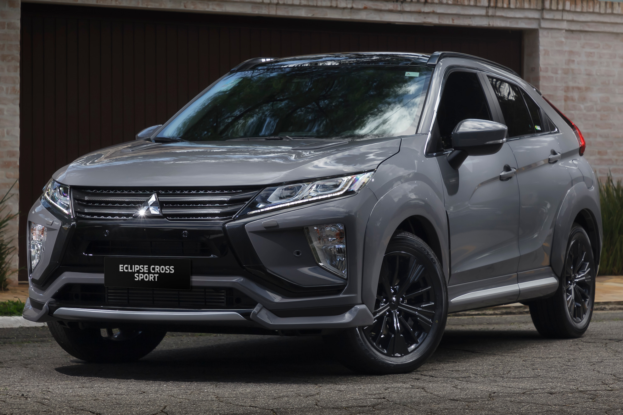 SUV cupê Mitsubishi Eclipse Cross Sport cobra R 12.000 pelo visual