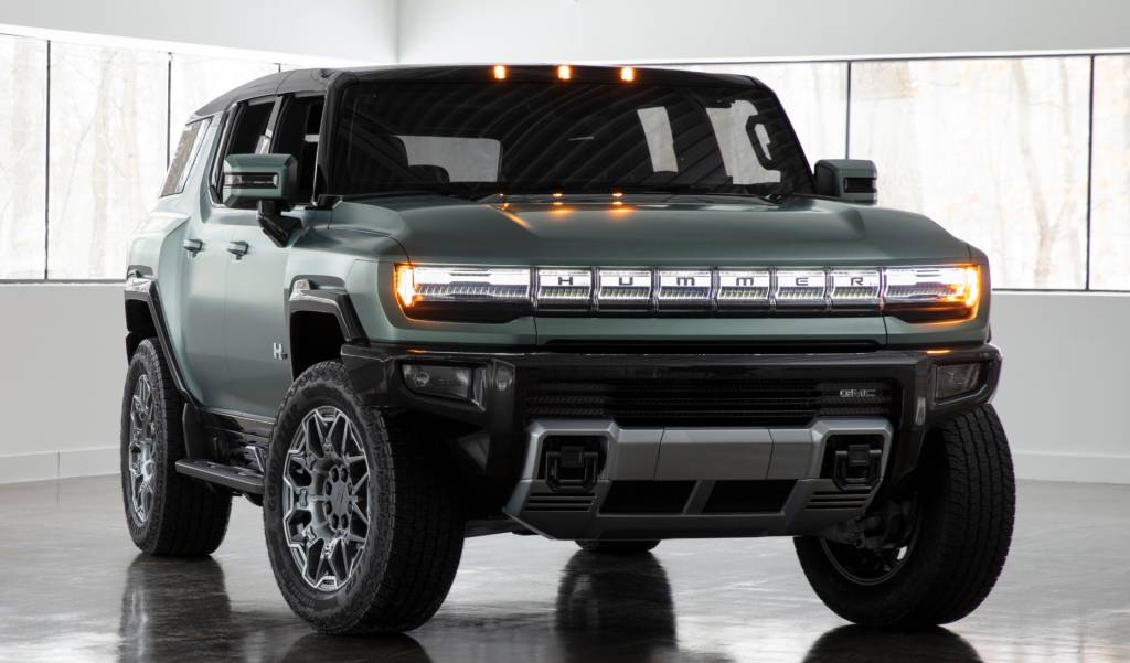 GMC Hummer EV SUV Frente 2 Nome da empresa sobrepõe faróis que vão de ponta a ponta da dianteira