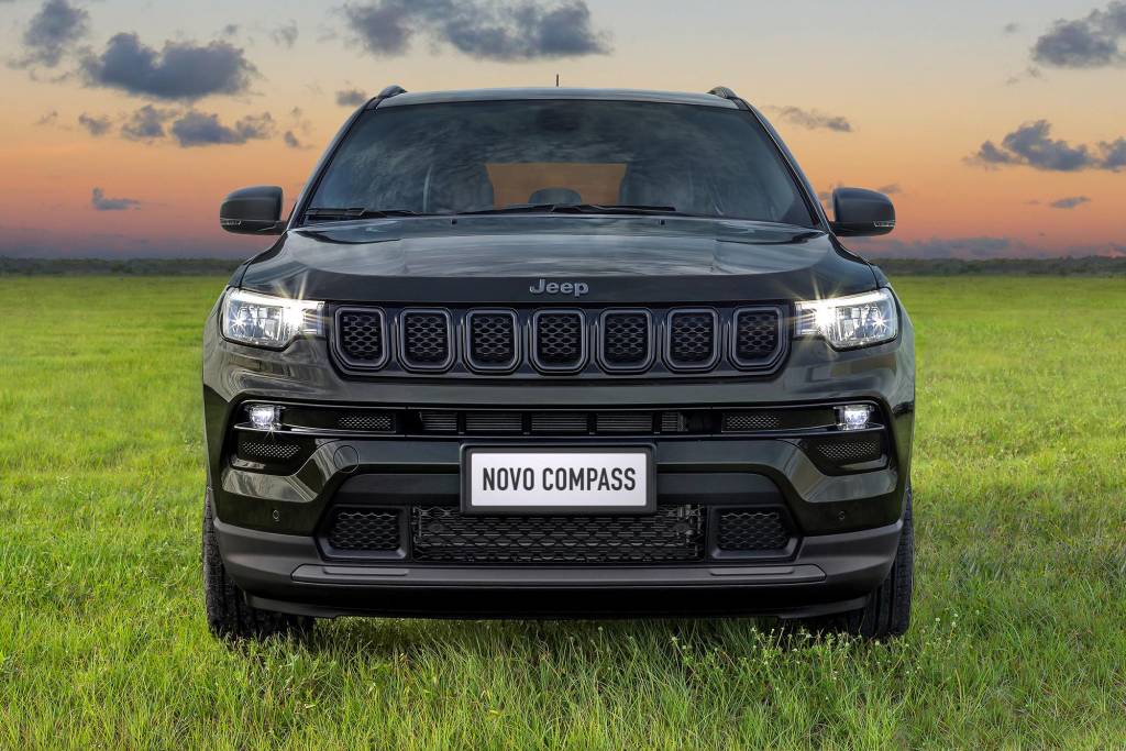 dianteira do Jeep Compass 2022 80 anos 