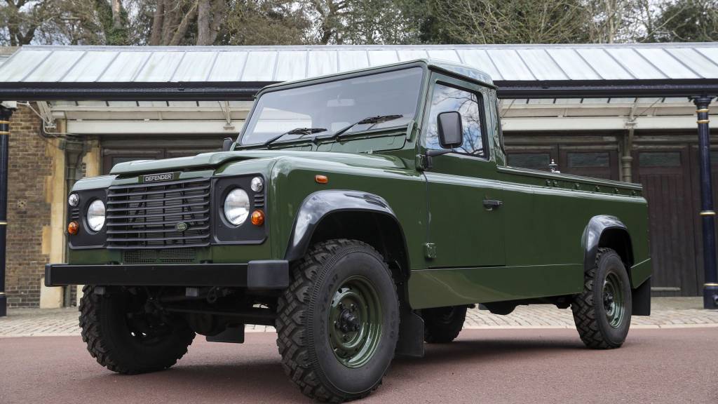 Não é a combinação mais comum, mas Land Rover tratou de criar Defender que servisse tanto para caça esportiva quanto para velórios. Não à toa, foram 16 anos de trabalho