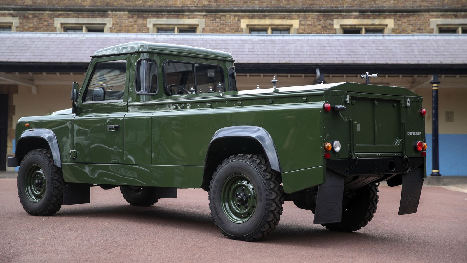Land Rover Defender 110 do Príncipe Philip (2) Caçamba foi calculada para acomodar, sem folgas, o caixão