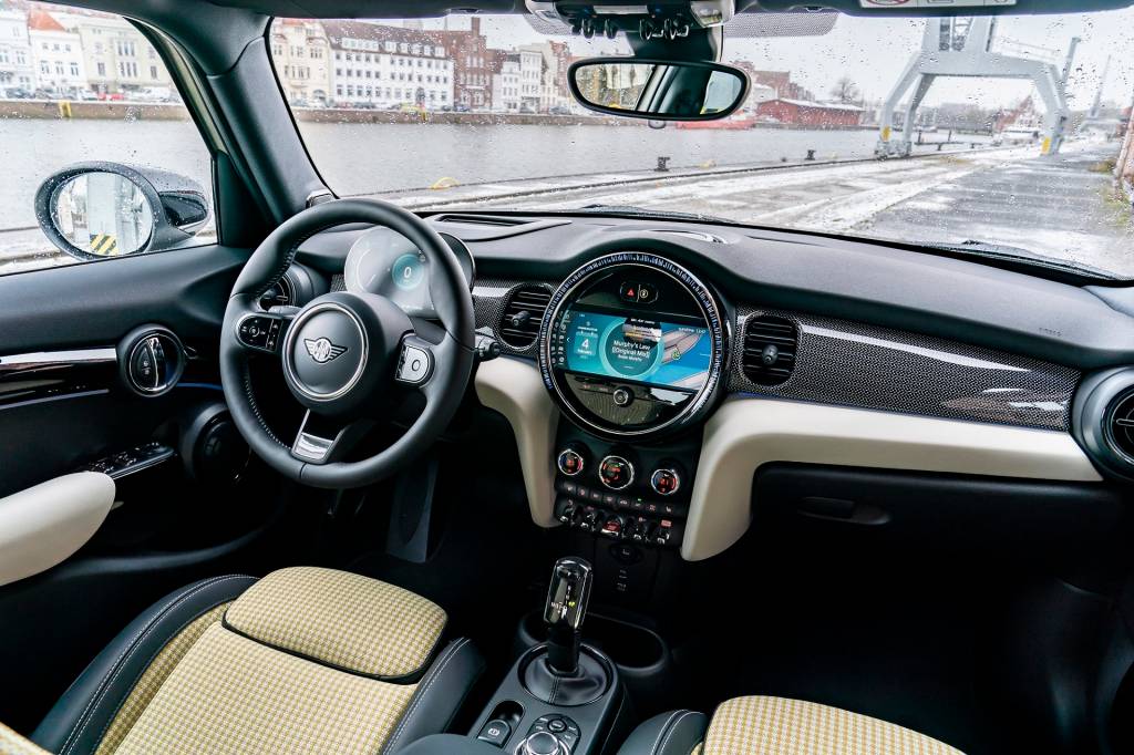 Novo Mini Cooper S 2021 (4) No interior se destacam as texturas dos bancos e a moldura circular da central multimídia