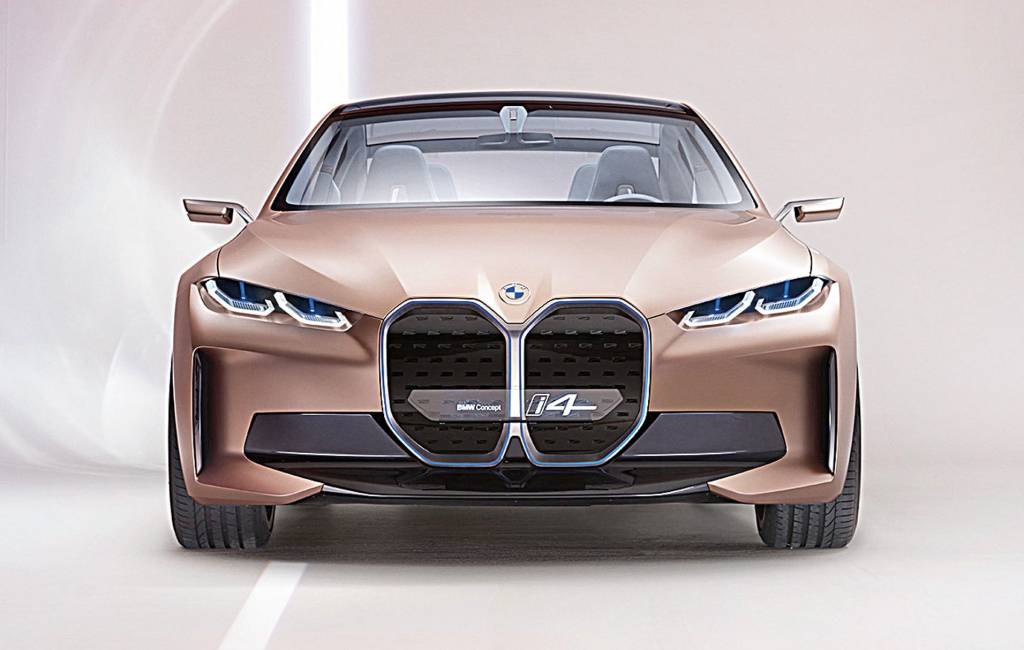BMW i4 Concept marrom visto de frente