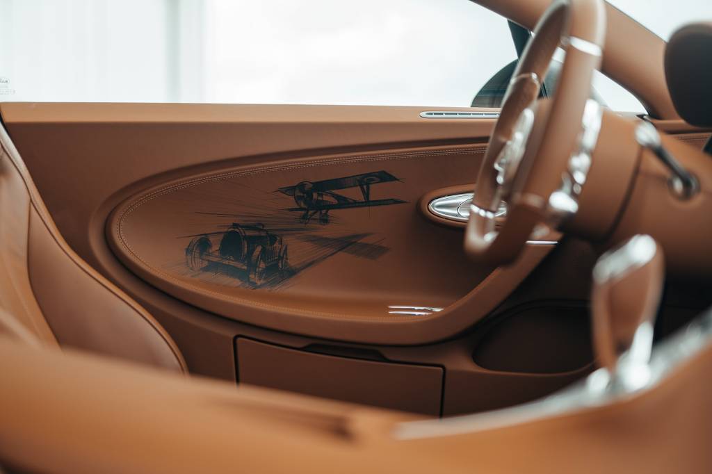 Bugatt Chiron Les Legends du Ciel contra Dassault Rafale Marine porta Bugatt Chiron Les Legends du Ciel contra Dassault Rafale Marine porta