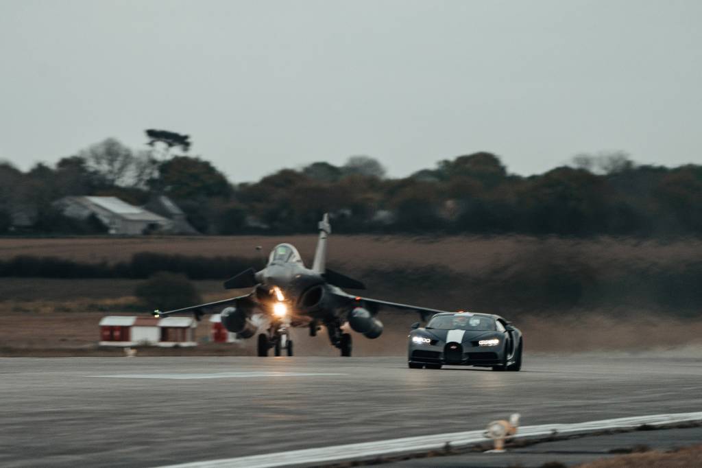Bugatt Chiron Les Legends du Ciel contra Dassault Rafale Marine rolagem Bugatt Chiron Les Legends du Ciel contra Dassault Rafale Marine rolagem