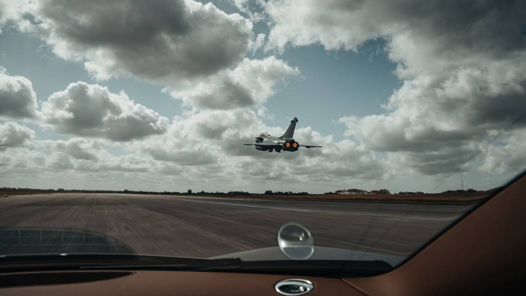 Bugatt Chiron Les Legends du Ciel contra Dassault Rafale Marine vista do carro Bugatt Chiron Les Legends du Ciel contra Dassault Rafale Marine vista do carro