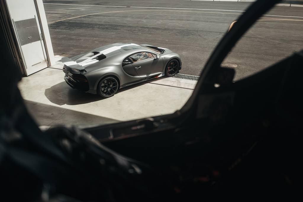 Bugatt Chiron Les Legends du Ciel contra Dassault Rafale Marine vista do cockpit