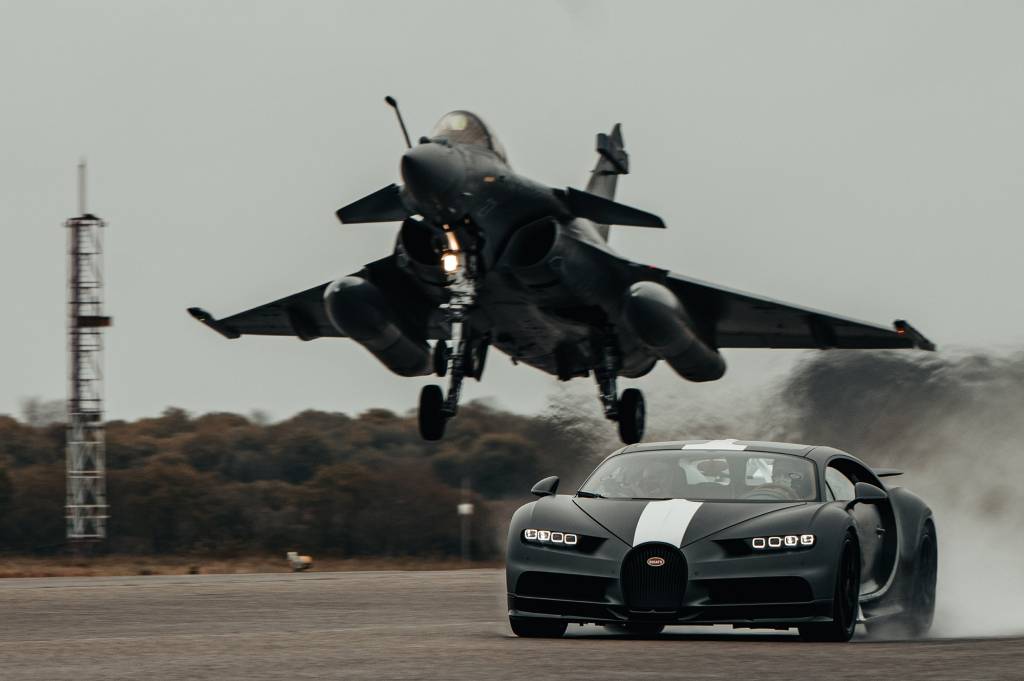 Bugatt Chiron Les Legends du Ciel contra Dassault Rafale Marine