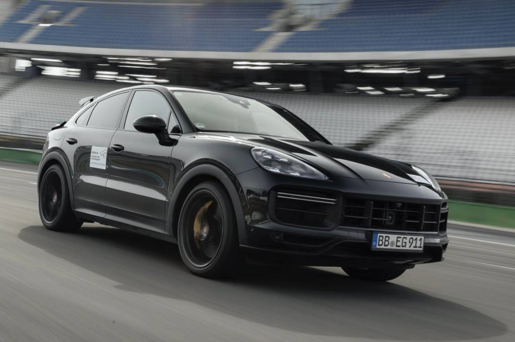 Porsche Cayenne Coupé Turbo preto visto 3/4 de frente