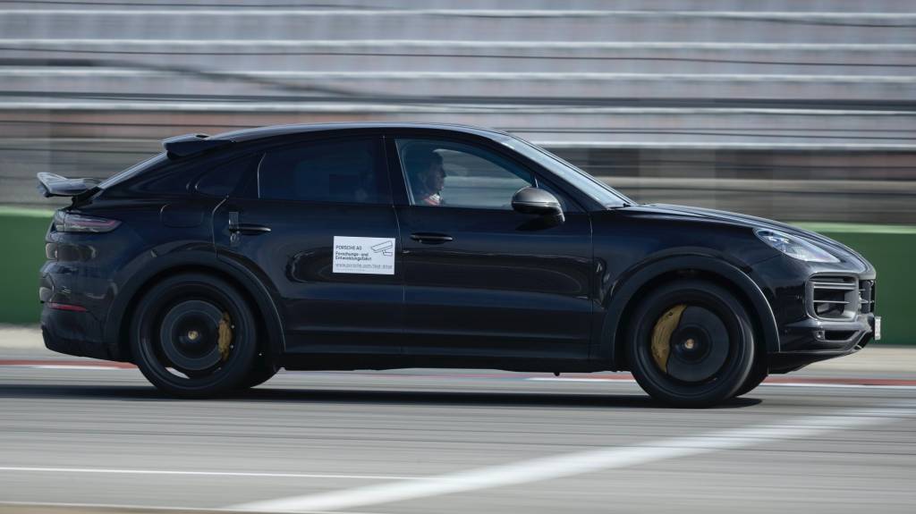 Porsche Cayenne Coupé Turbo preto visto de lado