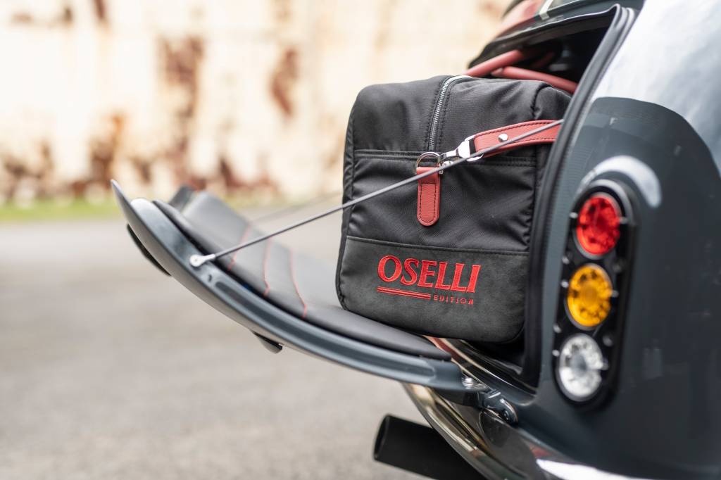 Porta-malas do Mini Remastered Oselli Edition visto de lado
