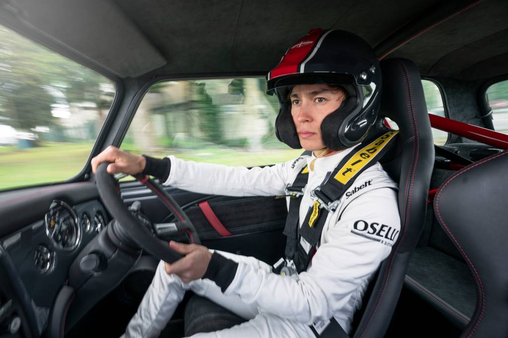 Mini Remastered Oselli Edition Jack Aitken pilotando o Mini Remastered Oselli Edition