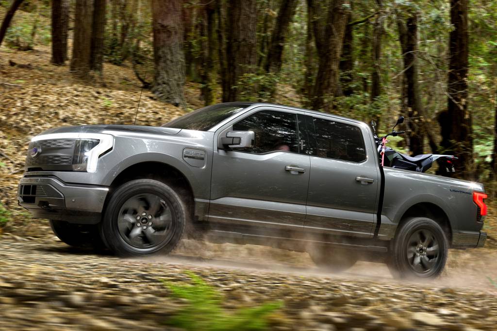 F-150 Lightning cinza vista de lado