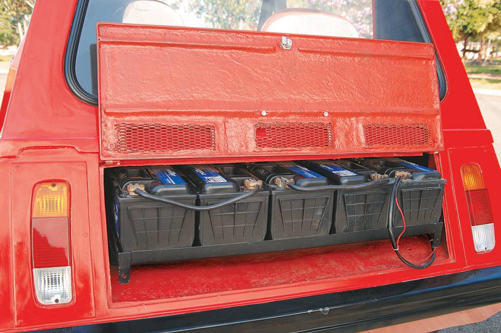Baterias do Itaipu, automóvel elétrico da Gurgel, testado pela revista Quatro Rodas.