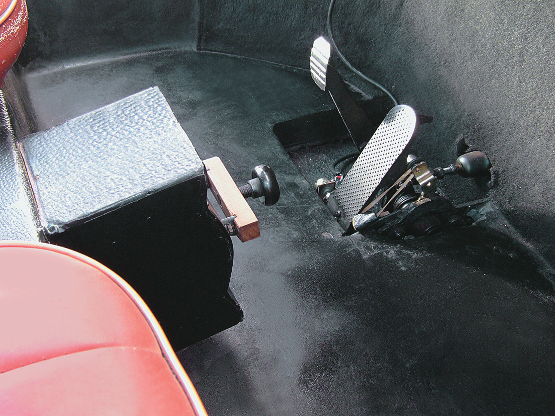 Interior do Itaipu, automóvel elétrico da Gurgel, testado pela revista Quatro Rodas.