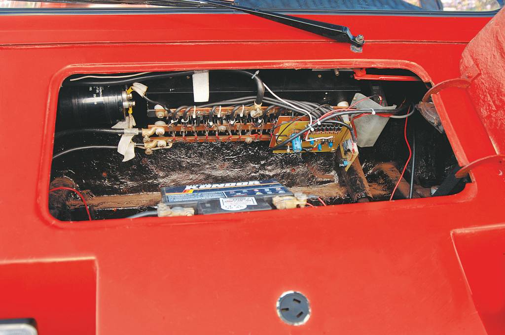 Motor do Itaipu, automóvel elétrico da Gurgel, testado pela revista Quatro Rodas.