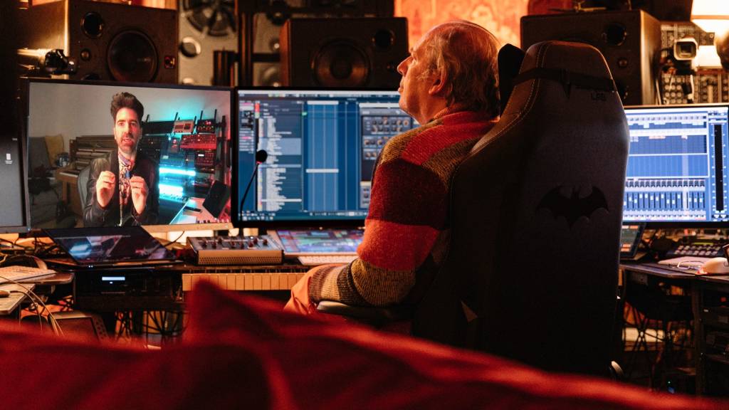 Hans Zimmer sons BMW Compositor Hans Zimmer visto de costas em sua mesa
