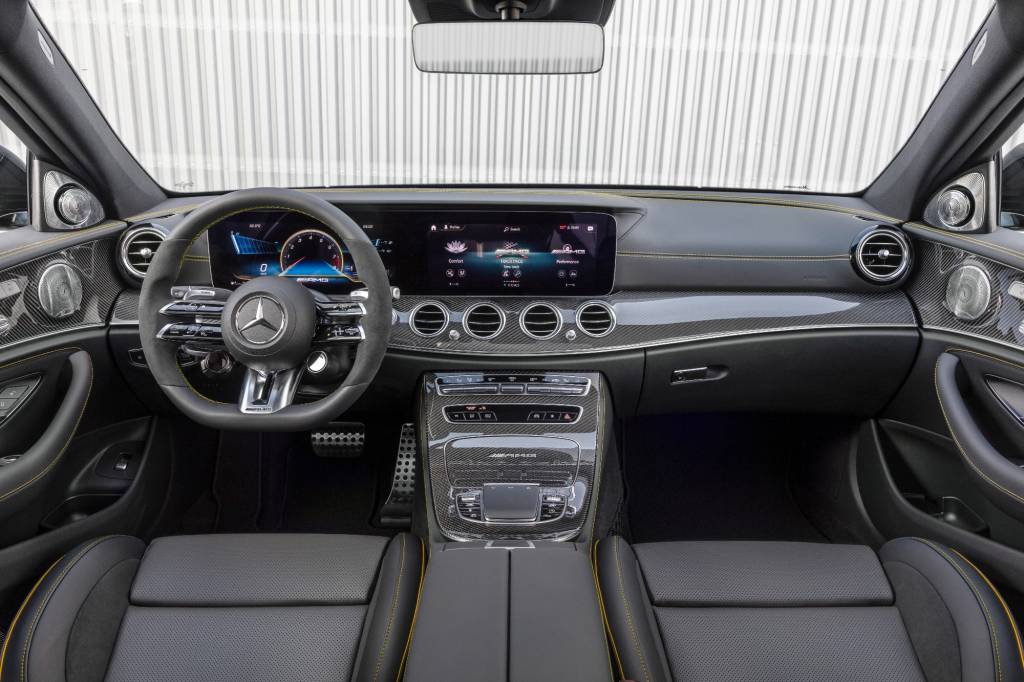 Painel dianteiro do Mercedes-Benz - AMG E 63