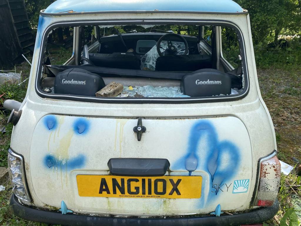Mini vandalizados na Inglaterra