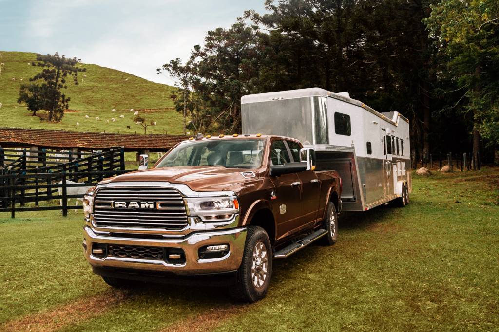 Ram 2500 Rodeo marrom vista 3/4 e frente com trailer