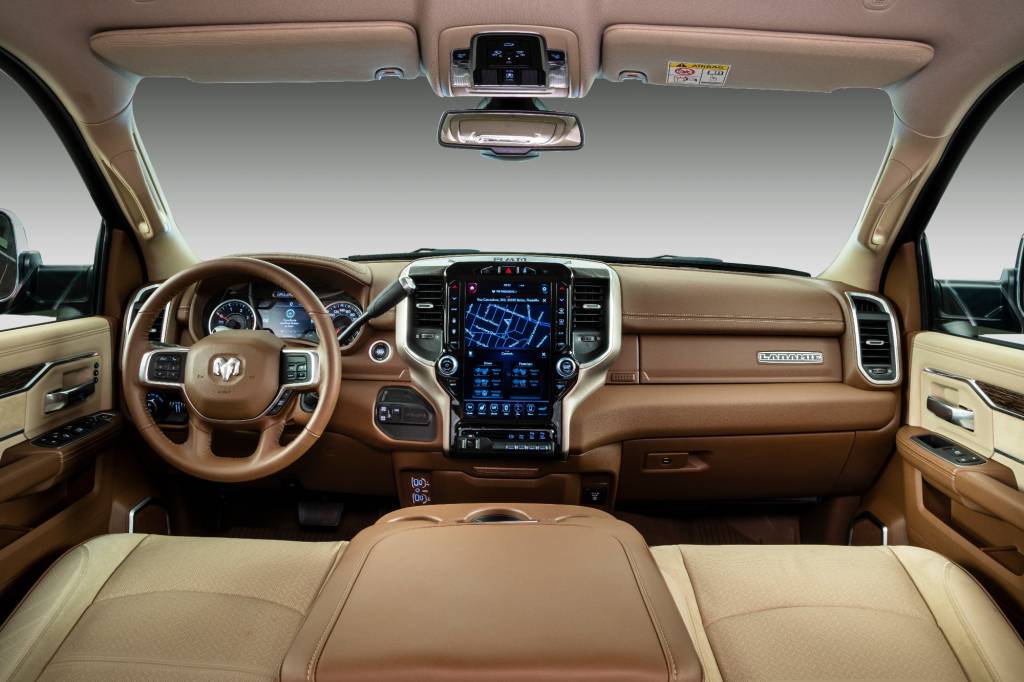 RAM 2500 RODEO Painel e volante em marrom e bege da Ram 2500 Rodeo