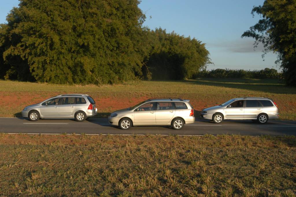 Teste comparativo peruas Marea Weekend toyota fielder peugeot 307 sw