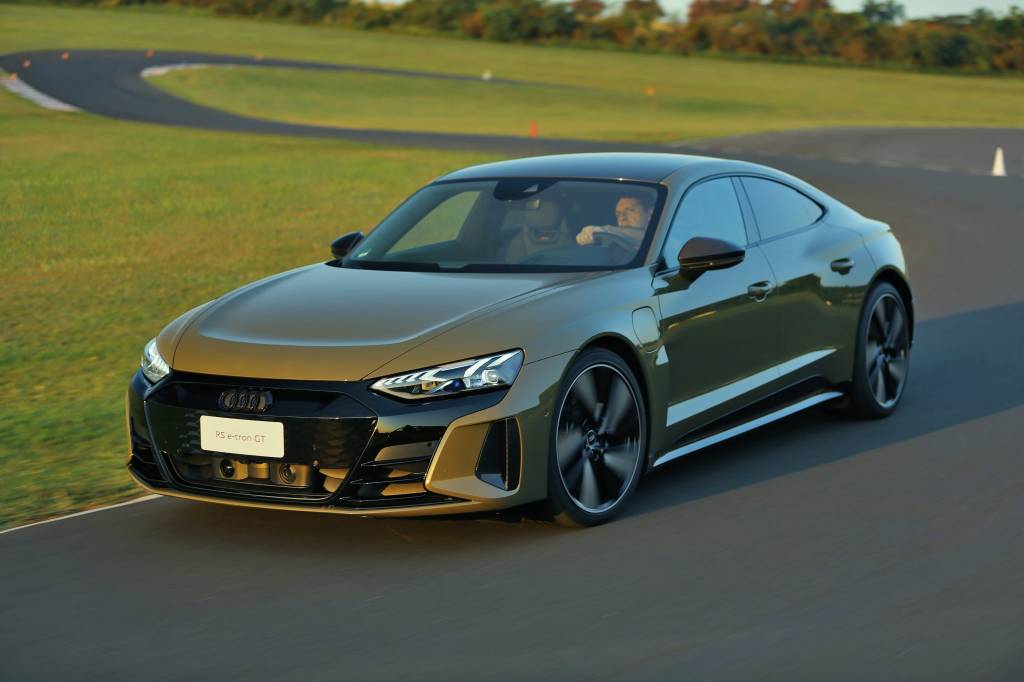 Audi RS e-tron GT verde escuro visto 3/4 de frente