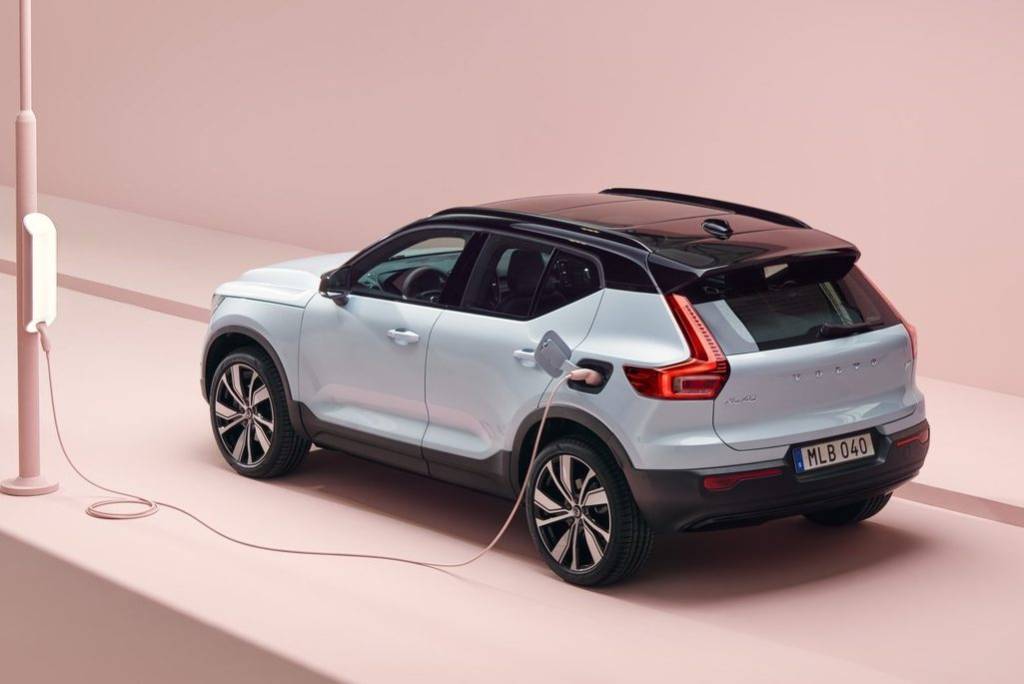 Volvo XC40 Recharge P8 AWD in Glacier Silver