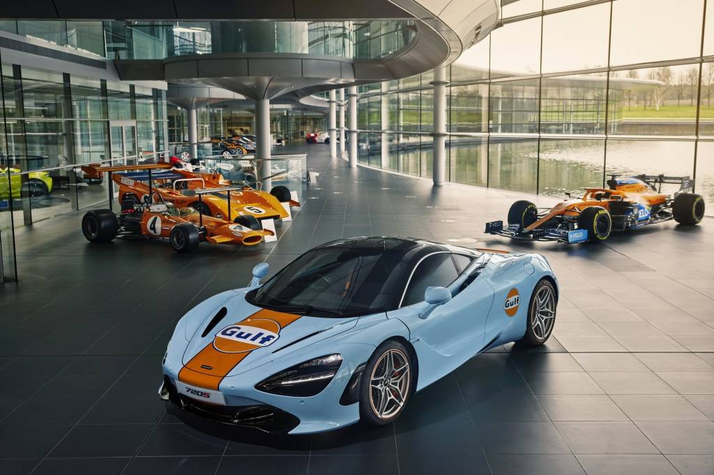 McLaren 720S de 3/4 de frente azul e laranja em salão