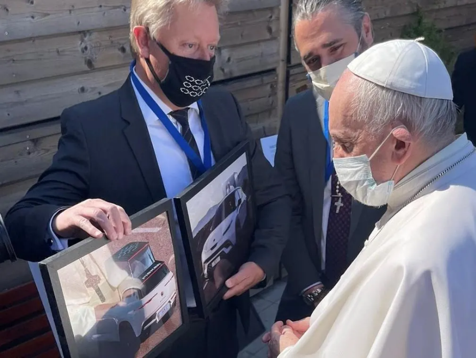 Henrik Fisker mostra primeiro papamóvel elétrico ao Papa Francisco
