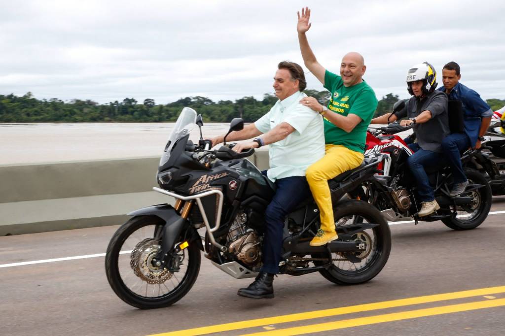 Presidente andando de moto