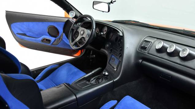 Provavelmente, o pequeno câmbio instalado em seu interior é falso, já que as especificações do veículo dizem que ele tem transmissão automática de quatro velocidades Provavelmente, o pequeno câmbio instalado em seu interior é falso, já que as especificações do veículo dizem que ele tem transmissão automática de quatro velocidades