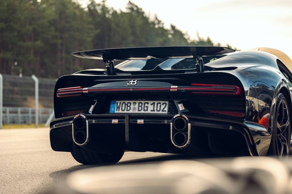 bugatti chiron super sport sendo testada em sua velocidade maxima