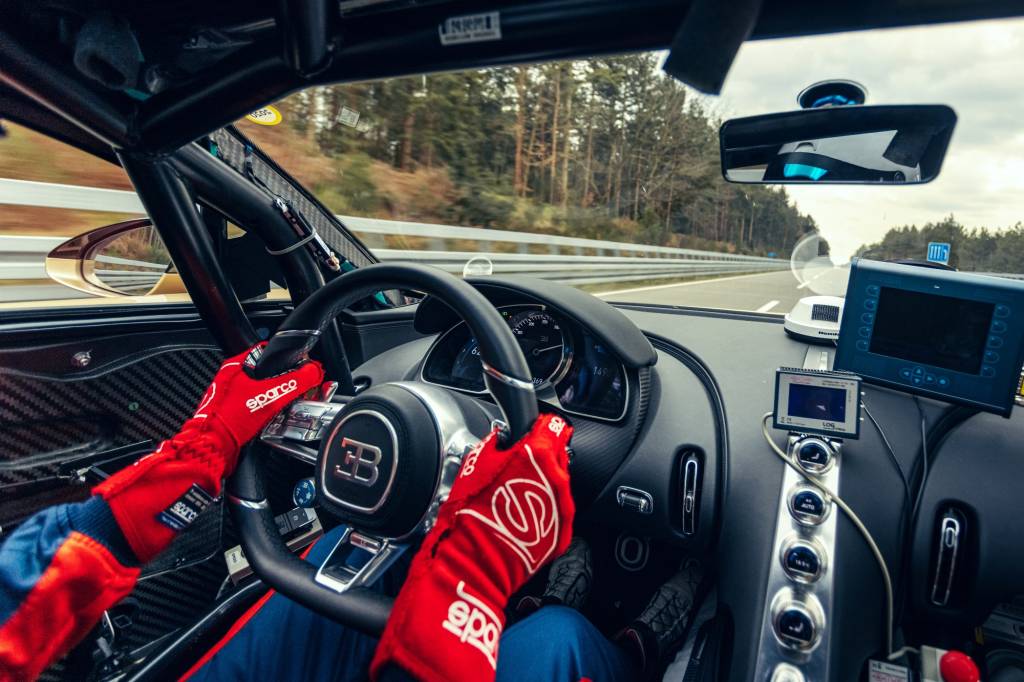 Interior da Bugatti Chiron sendo testada em sua velocidade maxima