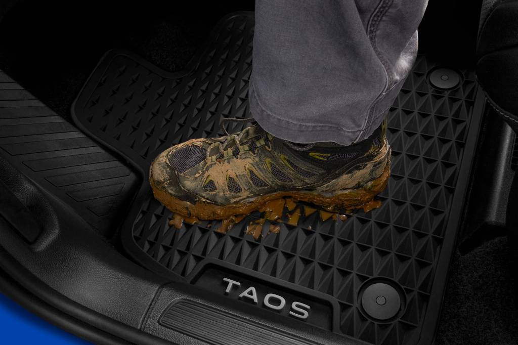 13571-VolkswagenlaunchesnewaccessorylineforTaos tapete acessório para vw taos