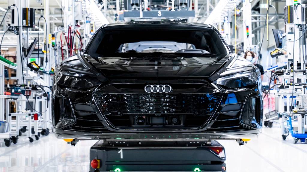 Audi e-tron GT preto visto de frente em fabricação