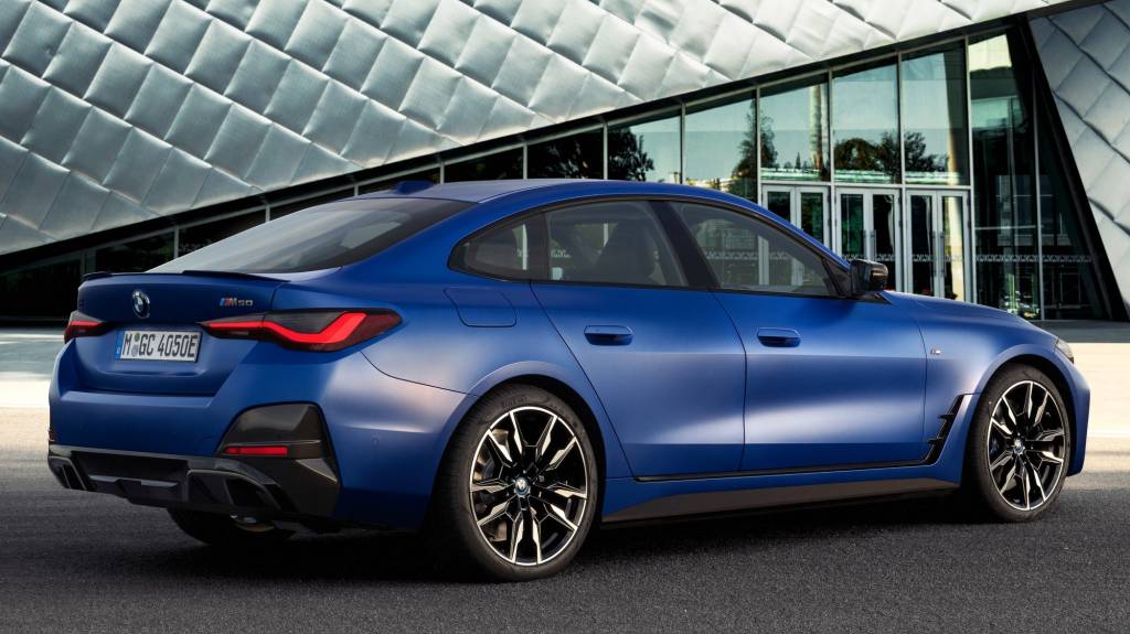 BMW i4 M50 azul visto 3/4 de trás