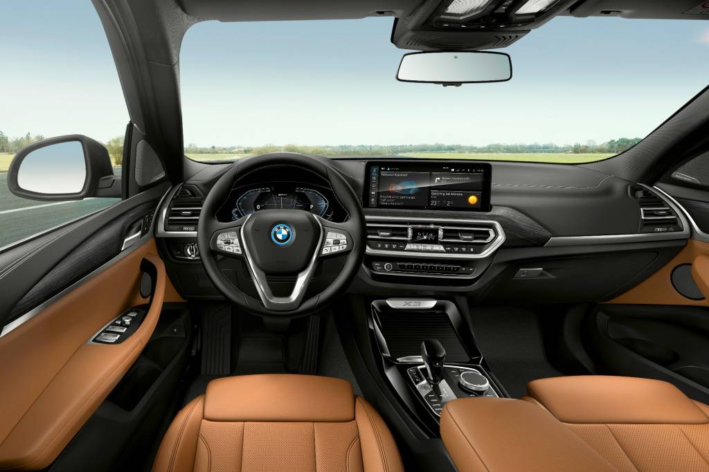 Interior do BMW X3 2022 visto do banco da frente