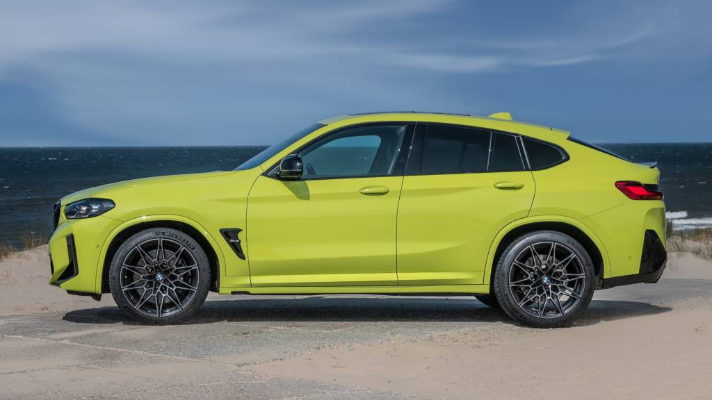 BMW X4 M Competition 2022 verde visto de lado