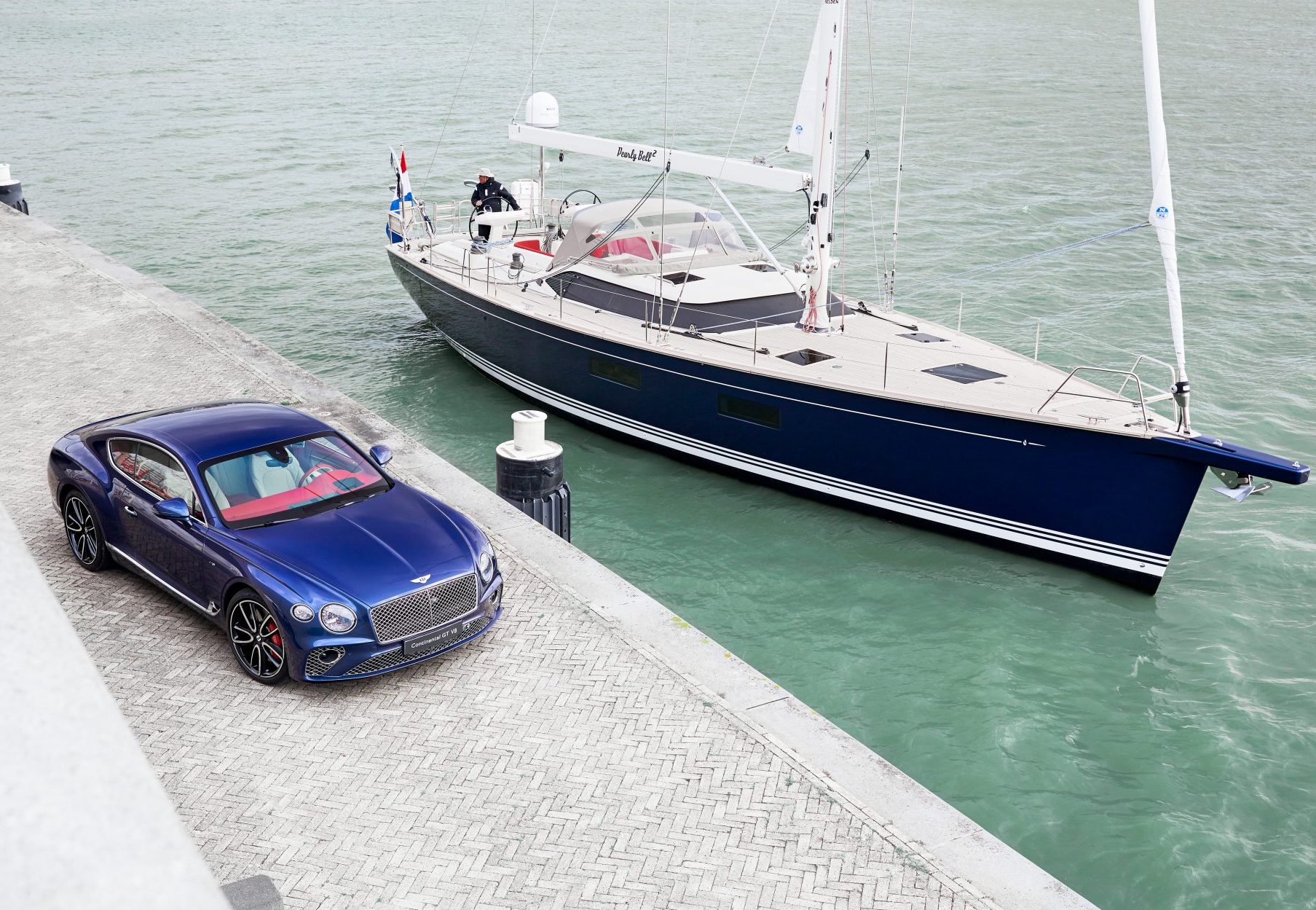 Bentley personaliza iate para combinar com carro de cliente na Holanda