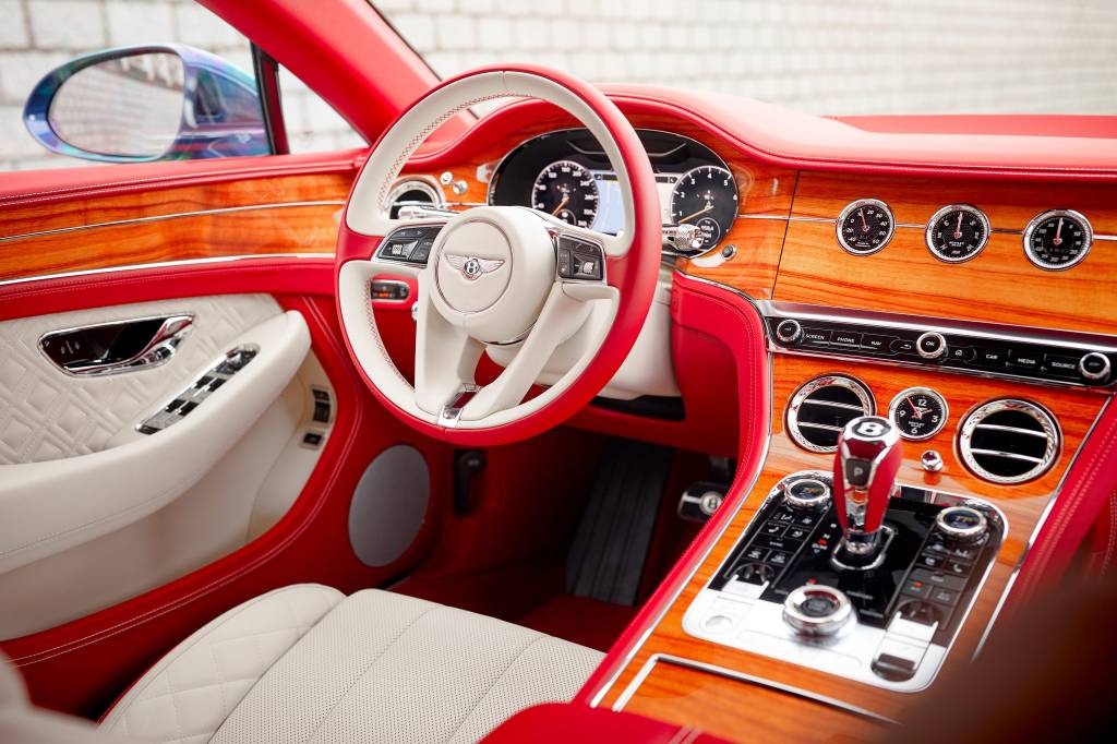 Bentley personaliza iate para combinar com carro de cliente na Holanda