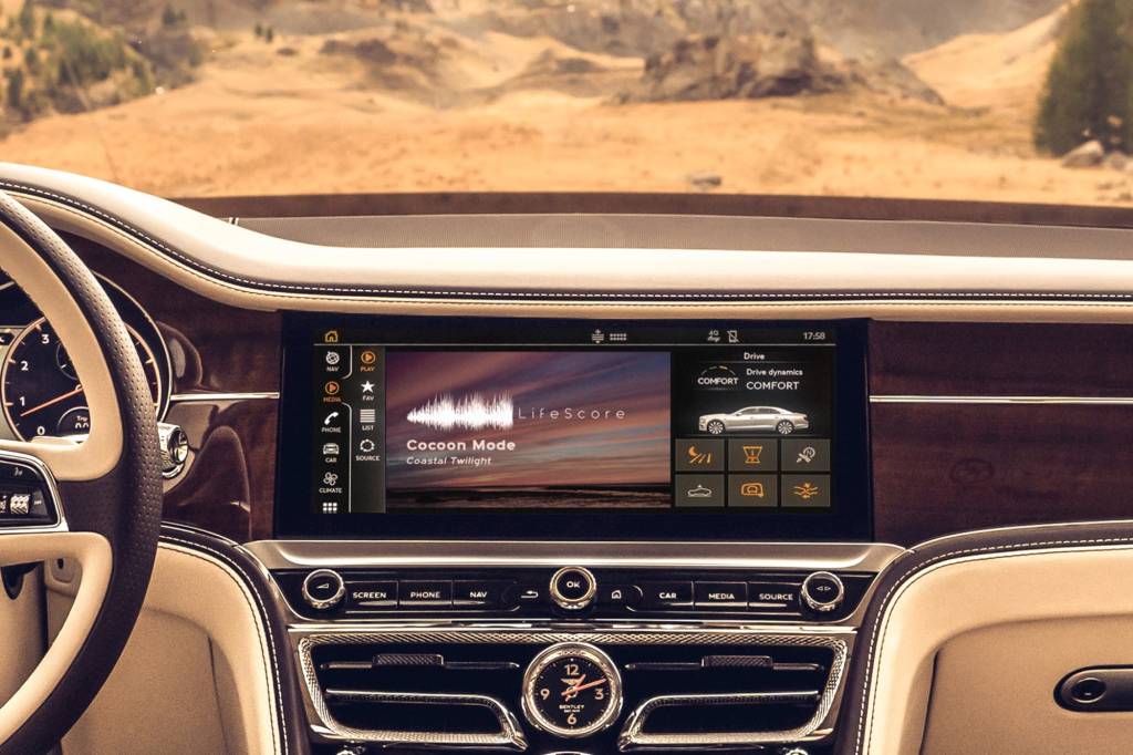 Painel de modelo Bentley com central multimídia escrito LifeScore